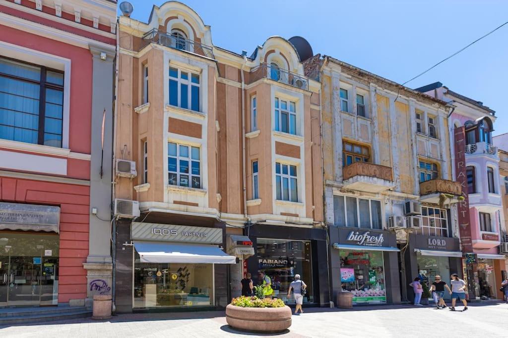 Apartment House Of History , In The Main Street *